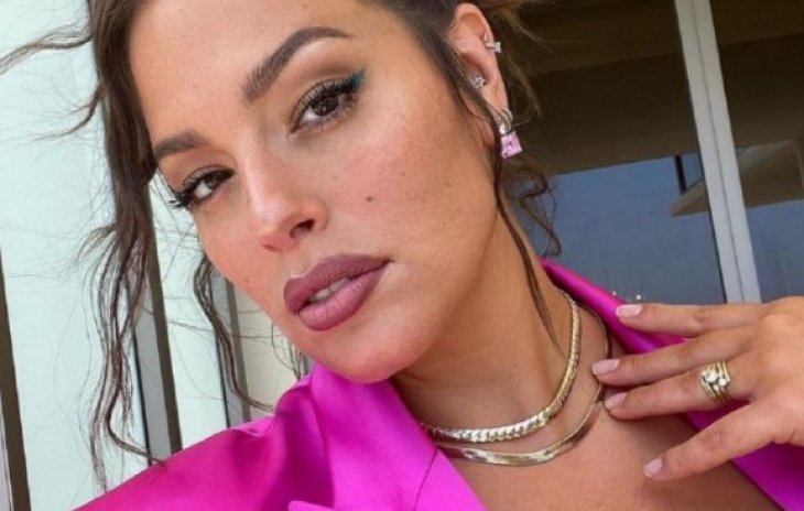 Беременность ей к лицу: Эшли Грэм похвасталась формами в откровенном бикини