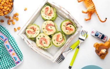 Суши из салата и лосося