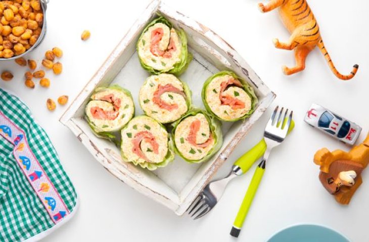 Суши из салата и лосося