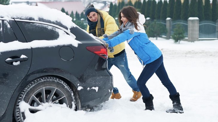 Что делать, если авто застряло в снегу: пошаговая инструкция