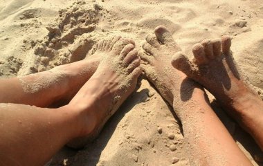 Після сонячних опіків лущиться шкіра — чому її не можна торкатися: пояснює лікарка