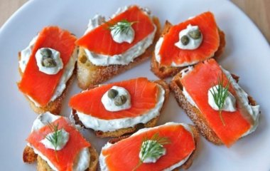 Рецепт брускетты. Копченый лосось и сливочный сыр