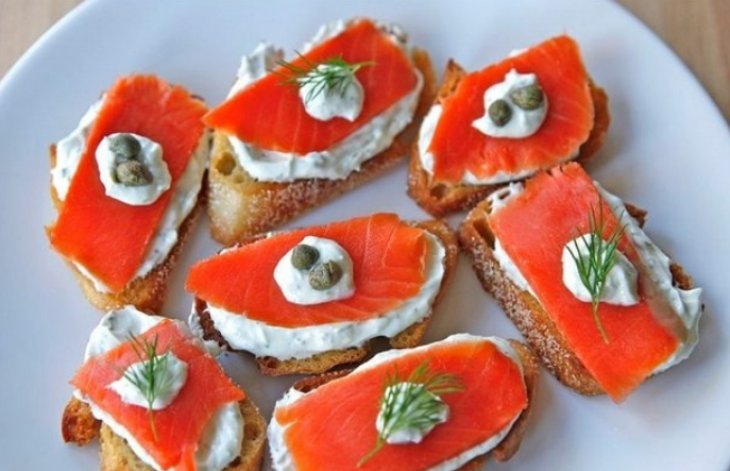 Рецепт брускетты. Копченый лосось и сливочный сыр