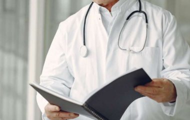 Медики рассказали, о какой болезни сигнализирует странный цвет ног и рук