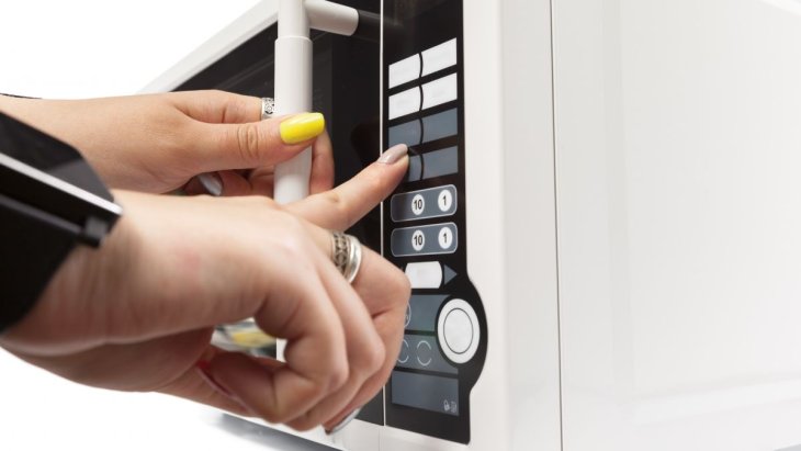 Назван простой способ очистить микроволновку