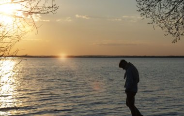 Названо дві найголовніші причини, чому після 30 років людина почувається нещасною