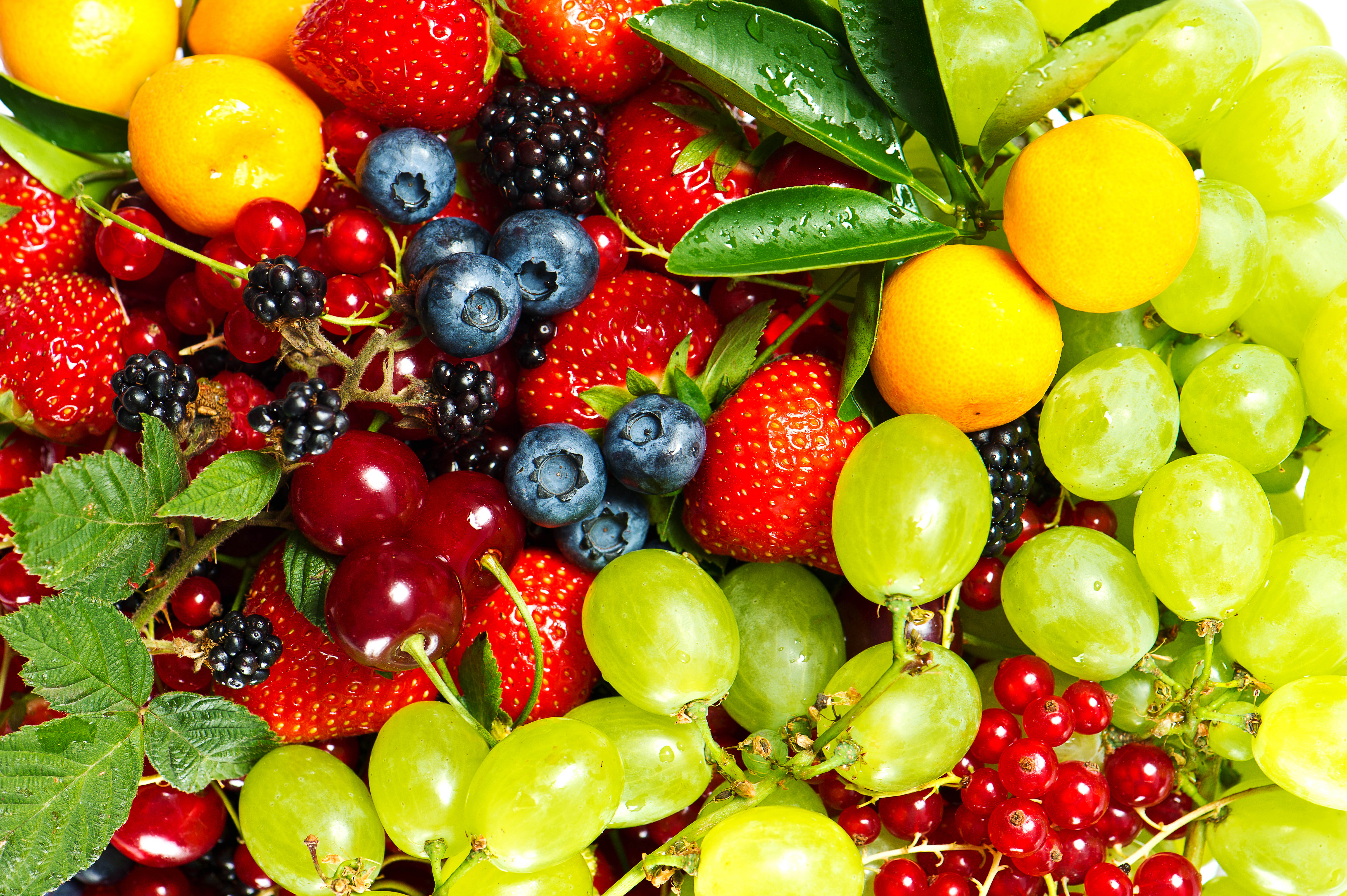 Фруктовая поляна. Фрукты и ягоды. Красивые ягоды. Яркие фрукты. Сочные фрукты.