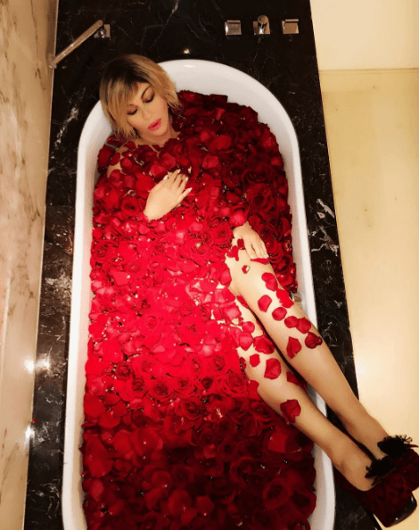 Ирина Билык приняла ванну с лепестками роз