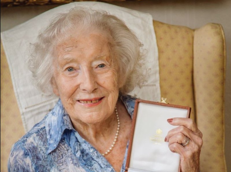 100-летняя певица возглавила британские чарты 