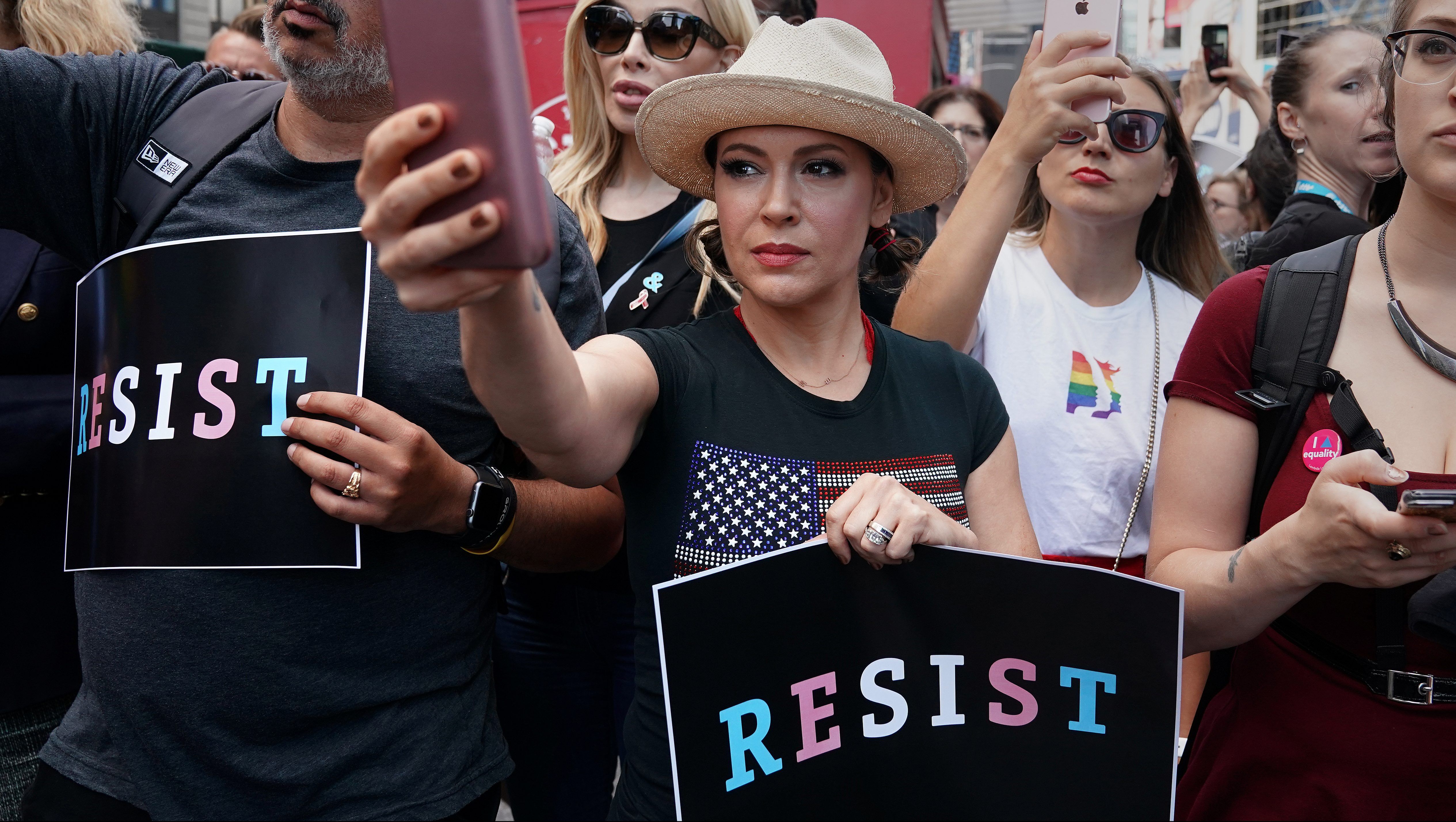 В сети набирает обороты флешмоб #Metoo
