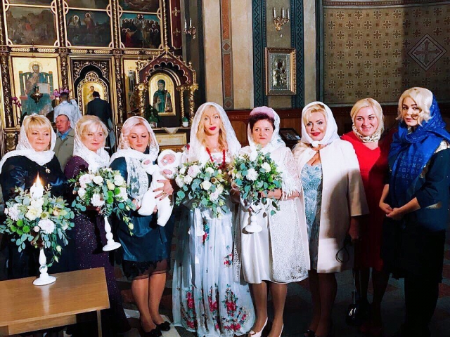 Ирина Билык стала крестной мамой для брата Алины Гросу: родители 22-летней певицы решились на малыша в 50 лет! (ФОТО)