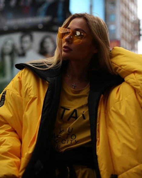 Наталья Рудова в желтой куртке фото
