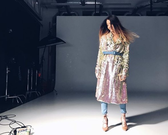 Надя Дорофеева в тренче фото