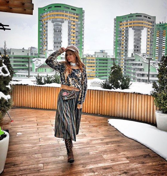 Слава Каминская в стильном аутфите фото