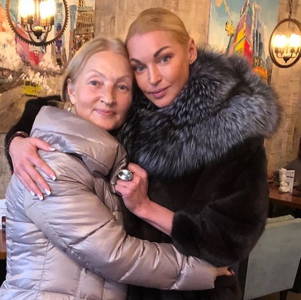 Анастасия Волочкова с мамой фото