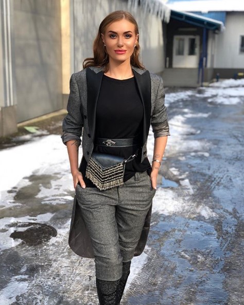 Слава Каминская в стильном аутфите фото