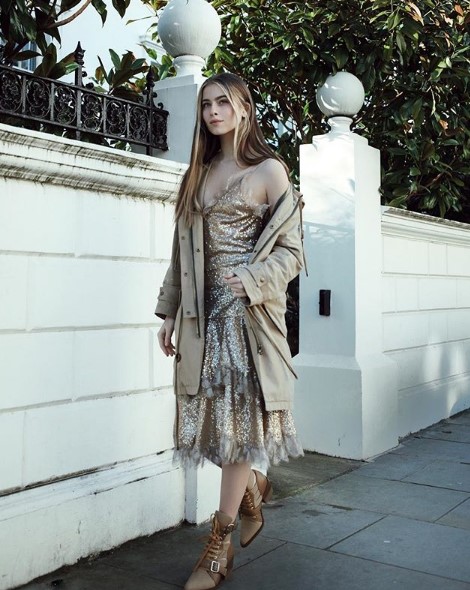 Соня Евдокименко в золотистом платье фото