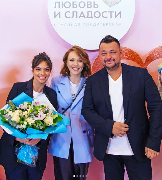 Альбина Джанабаева и Сергей Жуков с женой фото