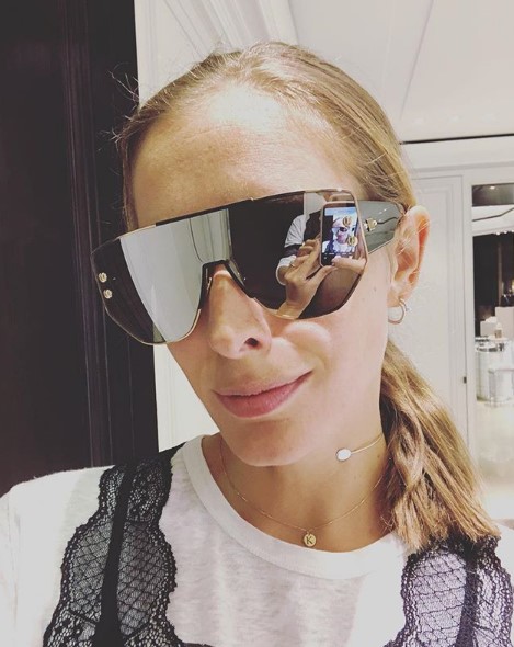 Катя Осадчая в солнцезащитных очках фото
