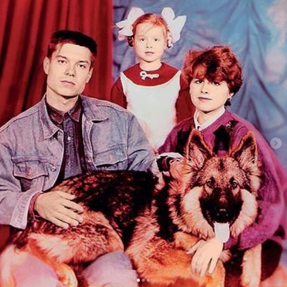 Юлия Савичева с родителями архивное фото