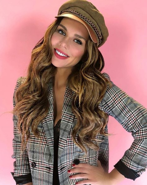 Анна Седокова в стильном аутфите фото