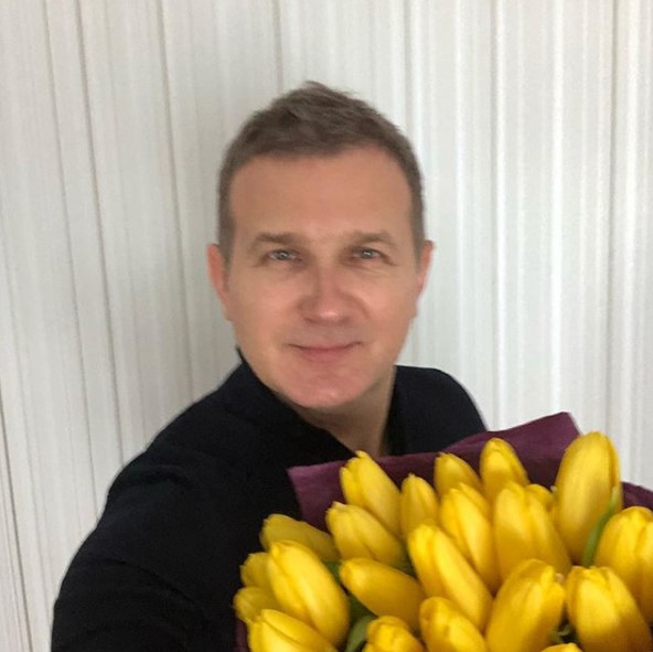 Юрий Горбунов с цветами фото