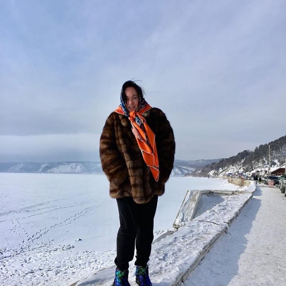 Лариса Гузеева в стильном зимнем аутфите фото