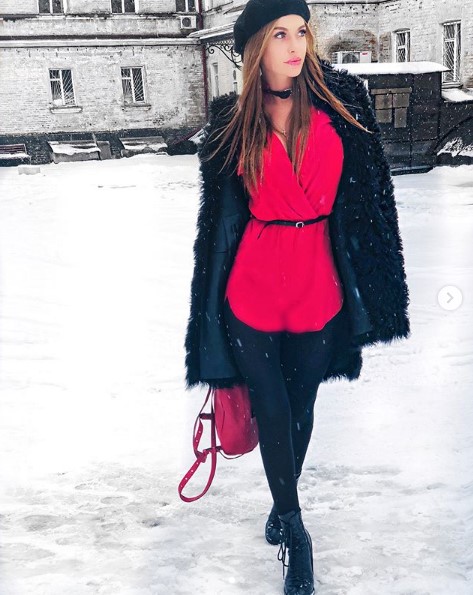 Слава Каминская в стильном наряде фото