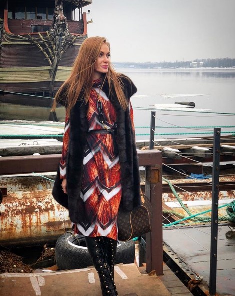 Слава Каминская в стильном аутфите фото