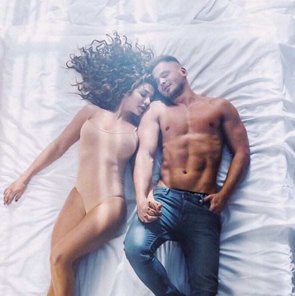 Анна Седокова с мужчиной в постеле фото