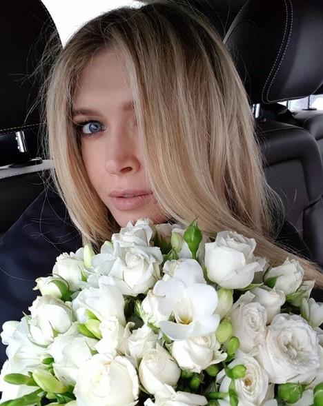 Вера Брежнева с букетом цветов фото