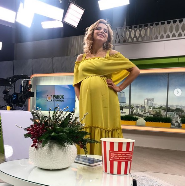 Лилия Ребрик в желтом платье фото