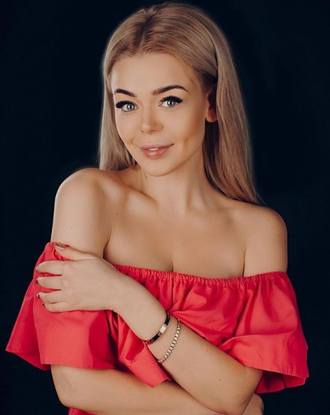 Алина Гросу в красном платье фото