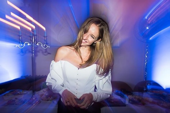 Катя Осадча в білій блузці фото