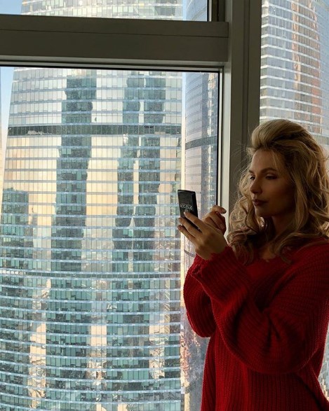 фото Антонина Паперная в красном свитере