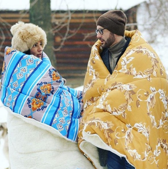Маша Ефросинина в одеяле фото