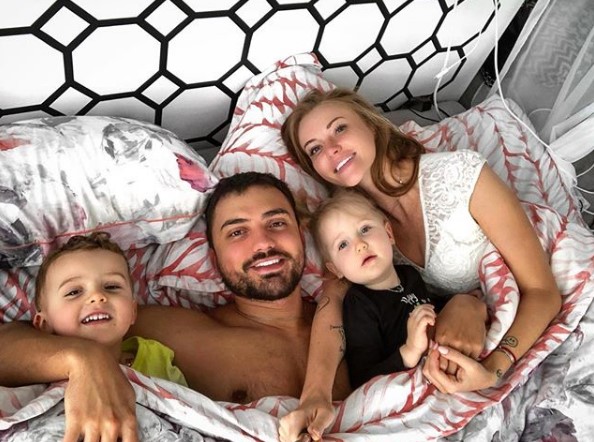 Слава Каминская с мужем и детьми фото