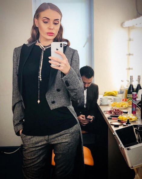 Слава Каминская в брючном костюме фото