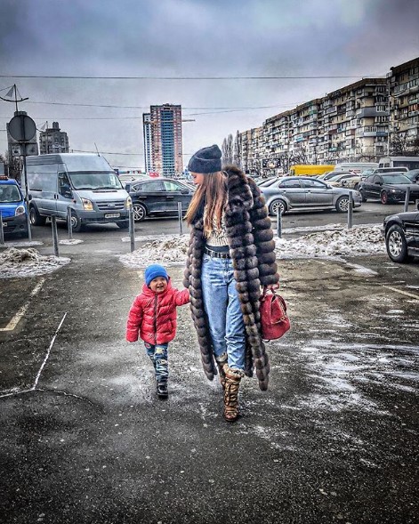 Слава Каминская в стильном аутфите фото