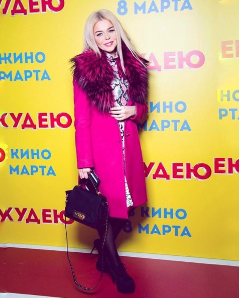 Алина Гросу в розовом пальто фото