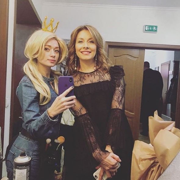 Елена Кравец в черном платье фото