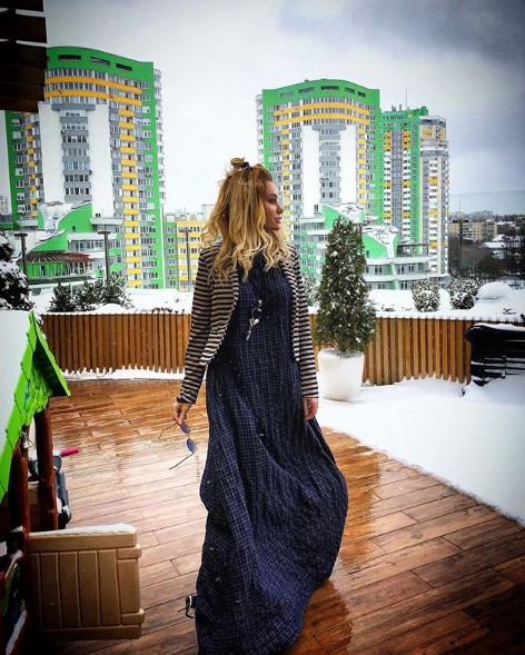 Слава Каминская в стильном аутфите фото