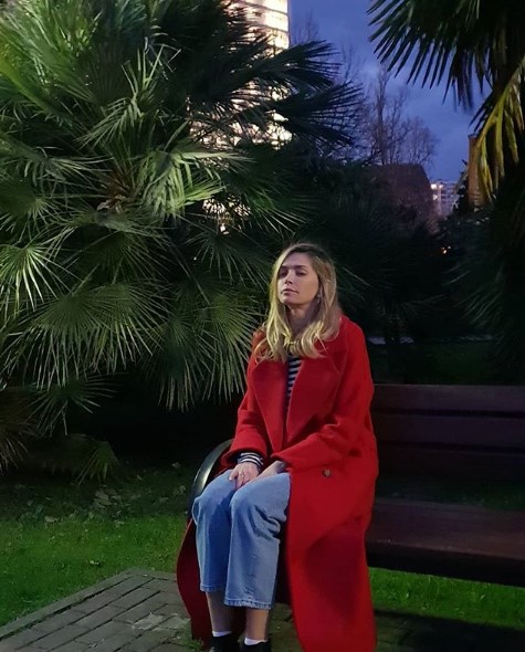 Вера Брежнева в красном пальто фото