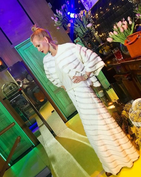 Олеся Судзиловская в белом платье фото