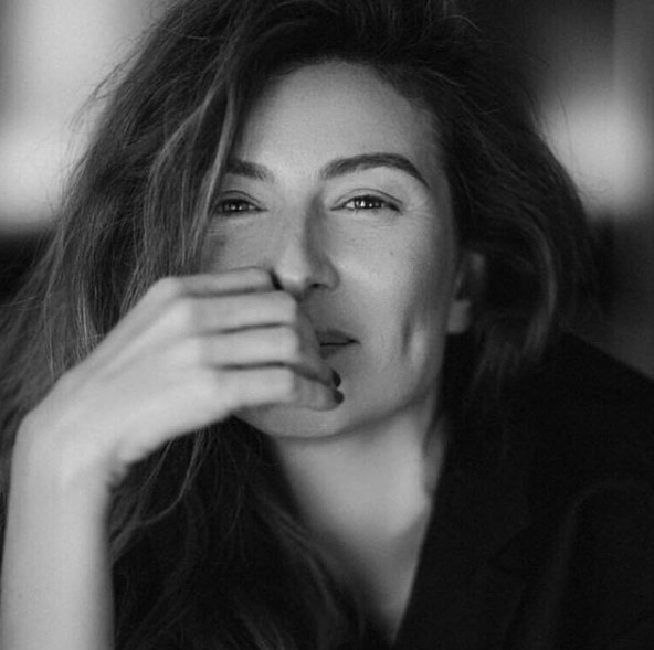 Жанна Бадоева на черно-белом снимке