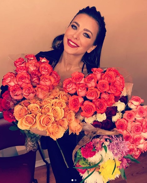 Ани Лорак с цветами фото