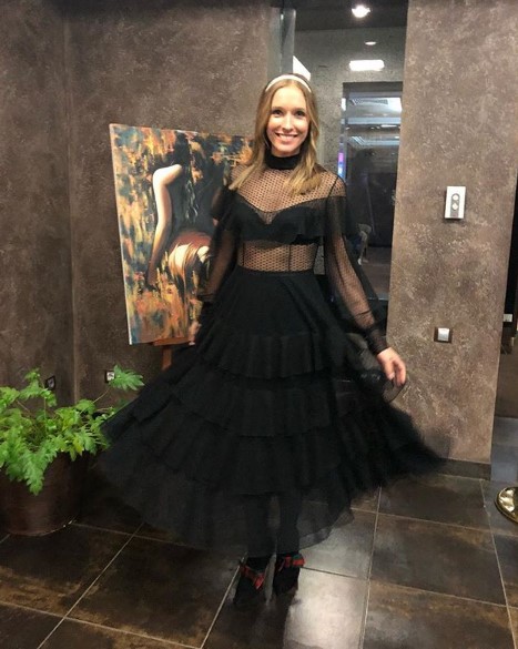 Катя Осадчая в черном платье фото