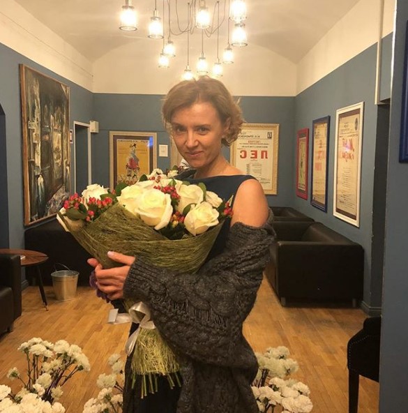 Ксения Алферова с цветами фото
