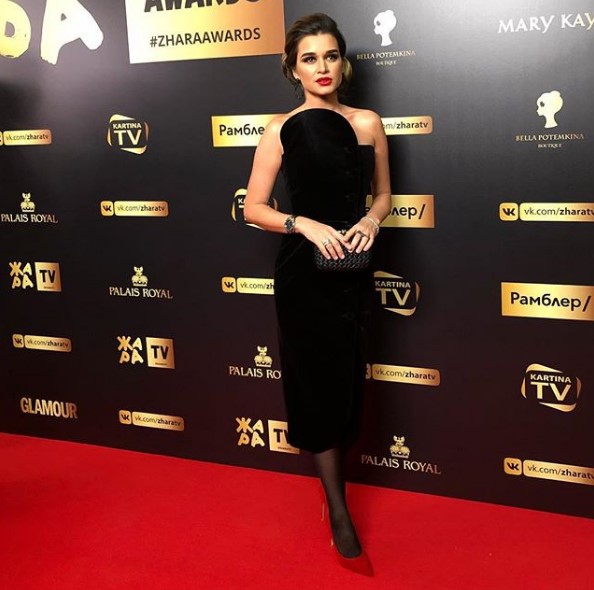 Ксения Бородина в черном платье фото