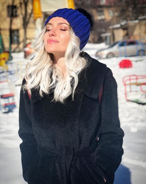 Слава Каминская в синей шапке фото